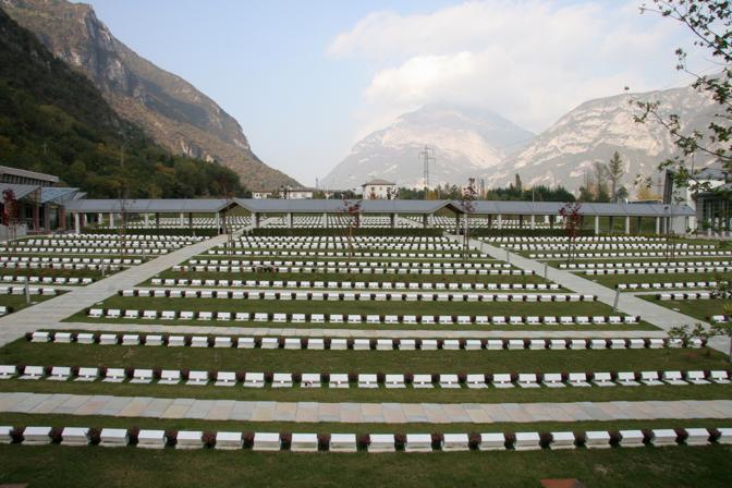 Nel cimitero di Longarone le lapidi che ricordano le vittime